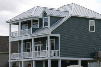 На фото: двухэтажный, синий дом в морском стиле с облицовкой из металла