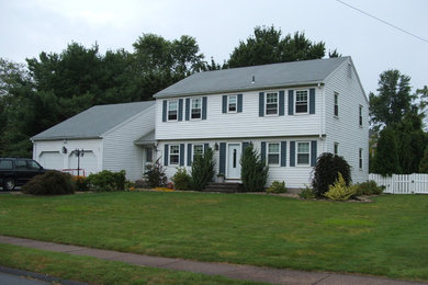 Foto de fachada de casa blanca clásica de tamaño medio de dos plantas con revestimiento de madera, tejado a dos aguas y tejado de teja de madera