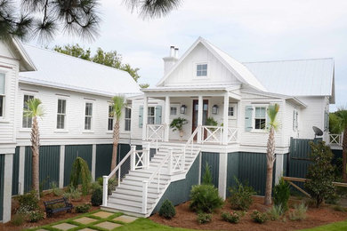 Example of an exterior home design in Charleston