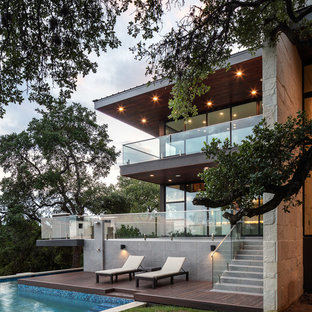 Zweistöckiges, Braunes Modernes Einfamilienhaus mit Glasfassade und Flachdach in Austin