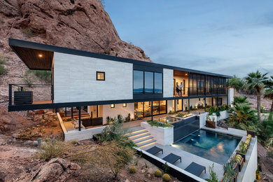 Großes, Zweistöckiges Modernes Einfamilienhaus mit Steinfassade, beiger Fassadenfarbe und Flachdach in Phoenix
