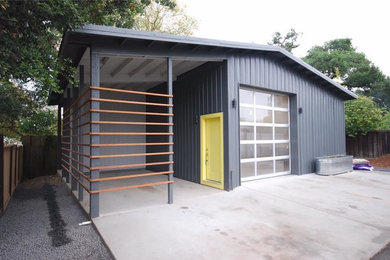 Diseño de fachada de casa gris actual de tamaño medio de una planta con revestimiento de metal y tejado a dos aguas