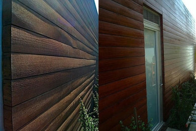 Foto de fachada marrón minimalista de tamaño medio de una planta con revestimiento de madera