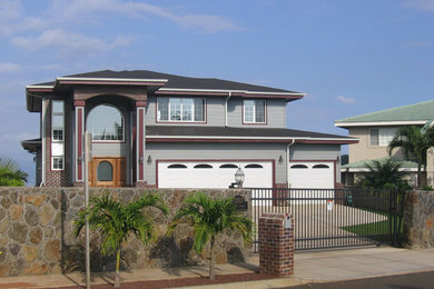Imagen de fachada de casa gris contemporánea grande de tres plantas con revestimientos combinados y tejado de teja de madera