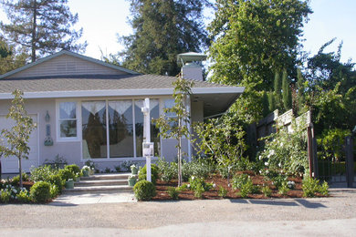 Cette photo montre une façade de maison grise chic en stuc de plain-pied et de taille moyenne.