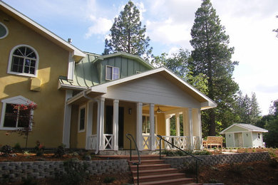 サクラメントにあるトラディショナルスタイルのおしゃれな家の外観 (漆喰サイディング、黄色い外壁) の写真