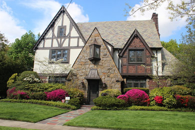 Victorian two-story gable roof idea in New York