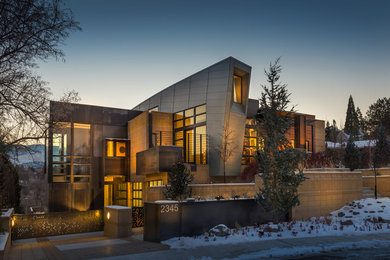Diseño de fachada de casa multicolor moderna grande de tres plantas con revestimientos combinados y tejado plano