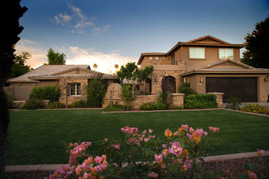 フェニックスにある高級なトラディショナルスタイルのおしゃれな家の外観 (石材サイディング) の写真