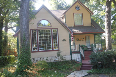 Photo of a traditional house exterior in Dallas.