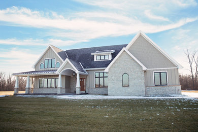 Ejemplo de fachada de casa gris clásica de tamaño medio de dos plantas con revestimiento de aglomerado de cemento, tejado a dos aguas y tejado de teja de madera