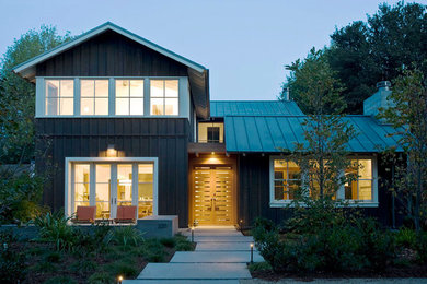 Imagen de fachada marrón de estilo de casa de campo de tamaño medio de dos plantas con tejado a dos aguas