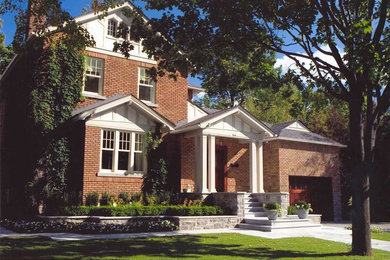 Foto de fachada de casa roja clásica de tamaño medio de tres plantas con revestimiento de ladrillo y tejado de teja de madera