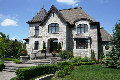モントリオールにあるおしゃれな家の外観の写真