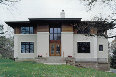 Imagen de fachada blanca minimalista de tamaño medio de dos plantas con revestimientos combinados
