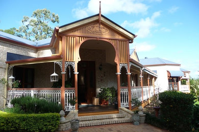 Design ideas for a traditional house exterior in Gold Coast - Tweed.