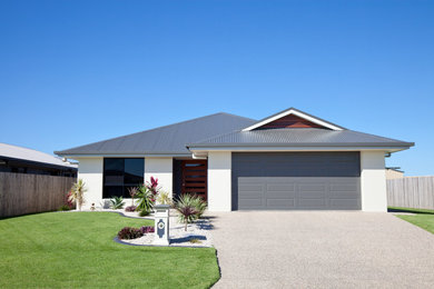 Diseño de fachada de casa blanca minimalista grande de una planta con revestimiento de estuco, tejado plano y tejado de metal