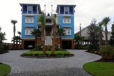 Modelo de fachada azul costera grande de tres plantas con revestimiento de vinilo