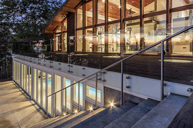 Großes, Zweistöckiges Modernes Haus mit Mix-Fassade, bunter Fassadenfarbe und Satteldach in New York