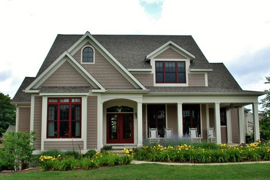 Foto de fachada de casa beige tradicional de tamaño medio de dos plantas con revestimiento de vinilo, tejado a dos aguas y tejado de teja de madera