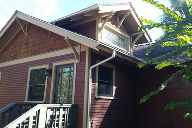 Modelo de fachada de casa roja de estilo americano de tamaño medio de una planta con revestimiento de madera, tejado a dos aguas y tejado de teja de madera