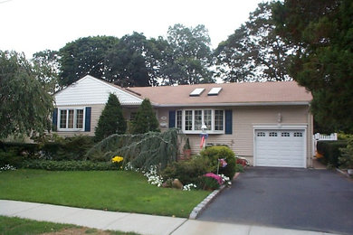 Exemple d'une façade de maison multicolore chic de taille moyenne et à un étage avec un revêtement mixte, un toit à quatre pans et un toit en shingle.