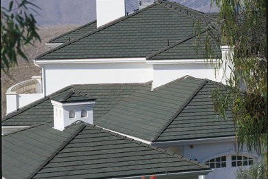 Ejemplo de fachada de casa moderna de dos plantas con revestimiento de madera, tejado a dos aguas y tejado de teja de madera