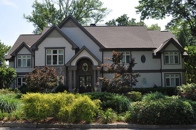Großes, Zweistöckiges Klassisches Einfamilienhaus mit Mix-Fassade, beiger Fassadenfarbe, Walmdach und Schindeldach in Atlanta