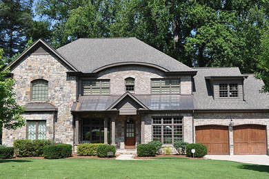 Großes, Zweistöckiges Rustikales Einfamilienhaus mit Mix-Fassade, brauner Fassadenfarbe, Walmdach und Schindeldach in Atlanta