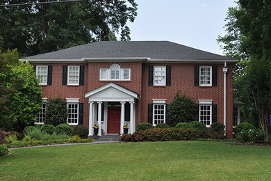 Großes, Zweistöckiges Klassisches Einfamilienhaus mit Backsteinfassade, roter Fassadenfarbe, Walmdach und Schindeldach in Atlanta