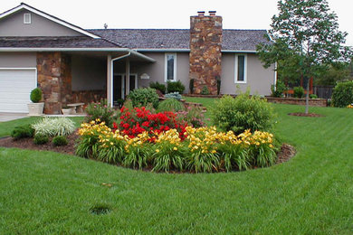 Design ideas for a mid-sized traditional landscaping in Houston.