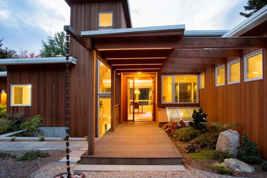 Идея дизайна: коричневый частный загородный дом в стиле модернизм