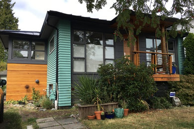 Mittelgroßes, Zweistöckiges Modernes Haus mit Mix-Fassade, bunter Fassadenfarbe und Walmdach in Seattle