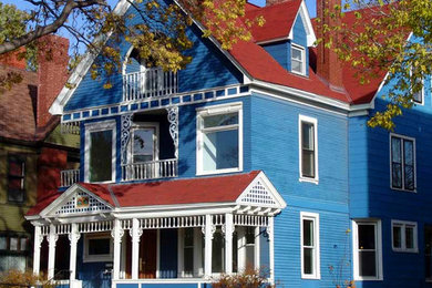 На фото: двухэтажный, синий частный загородный дом среднего размера в викторианском стиле с двускатной крышей и крышей из гибкой черепицы