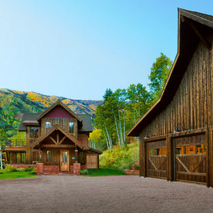 Mittelgroßes, Braunes Uriges Einfamilienhaus mit Holzfassade, Satteldach und Schindeldach in Denver