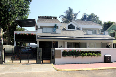 ムンバイにあるコンテンポラリースタイルのおしゃれな家の外観の写真