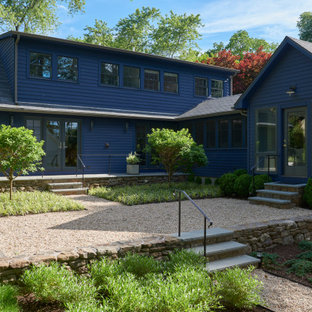 Modelo de fachada de casa azul, tradicional renovada, de tamaño medio, de una planta, con revestimiento de madera