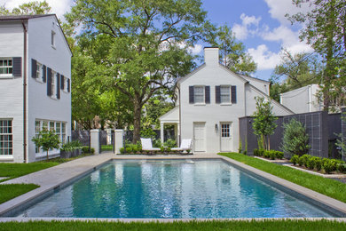 Großes, Zweistöckiges Klassisches Einfamilienhaus mit Backsteinfassade, weißer Fassadenfarbe, Satteldach und Schindeldach in Houston