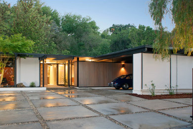 ロサンゼルスにある高級な中くらいなミッドセンチュリースタイルのおしゃれな家の外観 (混合材サイディング) の写真
