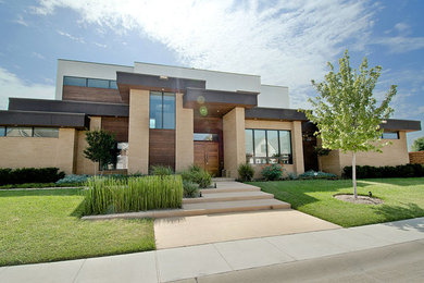 Пример оригинального дизайна: большой, двухэтажный, разноцветный частный загородный дом в стиле модернизм с комбинированной облицовкой и плоской крышей