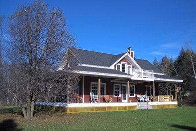 Foto della facciata di una casa rossa classica a due piani di medie dimensioni con rivestimento in legno