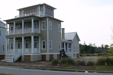 Foto della facciata di una casa classica a tre piani con rivestimento con lastre in cemento