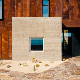 Cette photo montre une façade de maison moderne à un étage avec un revêtement mixte, un toit plat et un toit en métal.