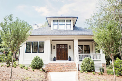 Ejemplo de fachada de casa blanca tradicional con revestimiento de aglomerado de cemento