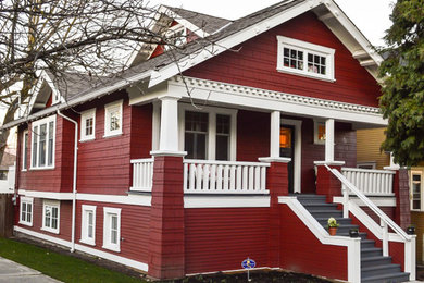 Пример оригинального дизайна: трехэтажный, деревянный, красный дом среднего размера в стиле кантри