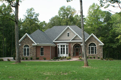 Diseño de fachada de casa multicolor clásica de tamaño medio de dos plantas con revestimiento de piedra, tejado a cuatro aguas y tejado de teja de madera