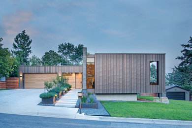 Свежая идея для дизайна: одноэтажный, серый частный загородный дом среднего размера в современном стиле с плоской крышей - отличное фото интерьера