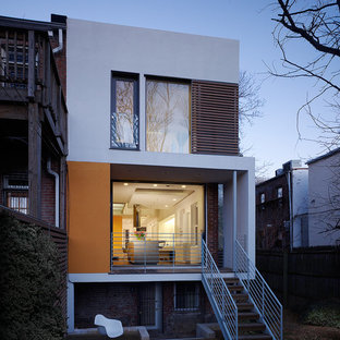 Imagen de fachada de casa multicolor, contemporánea, de tamaño medio, de dos plantas, con revestimiento de hormigón y tejado plano