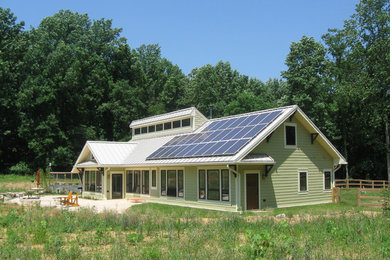 Imagen de fachada verde de estilo americano de tamaño medio de una planta con revestimientos combinados y tejado a dos aguas