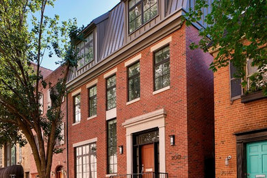 フィラデルフィアにあるトラディショナルスタイルのおしゃれな家の外観 (レンガサイディング) の写真